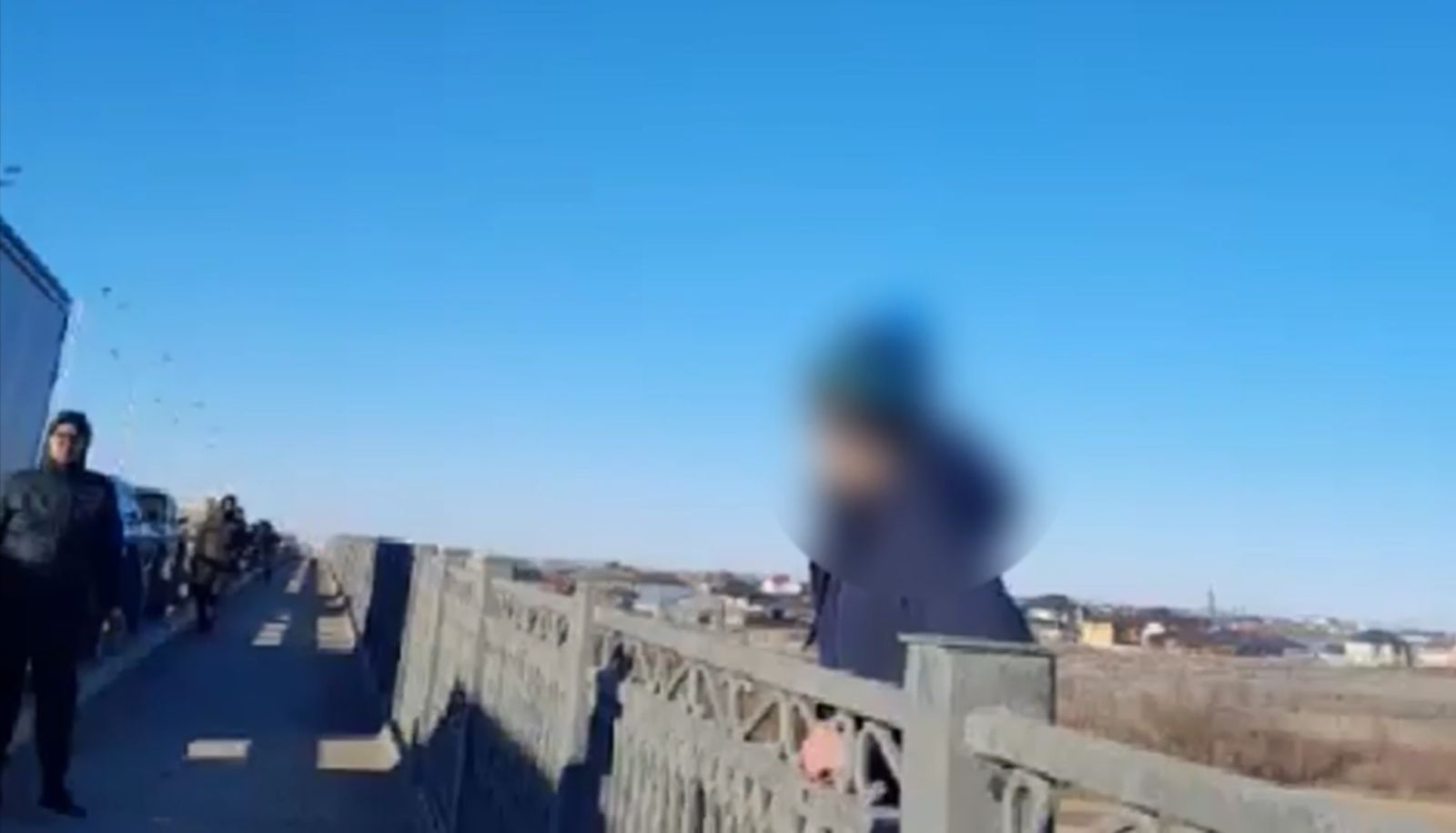 Подросток пытался спрыгнуть с моста в Атырау